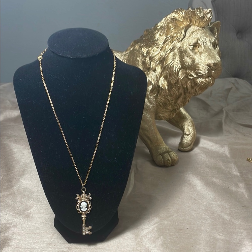 Elegant Gold-Tone Portrait Pendant Necklace NWOT